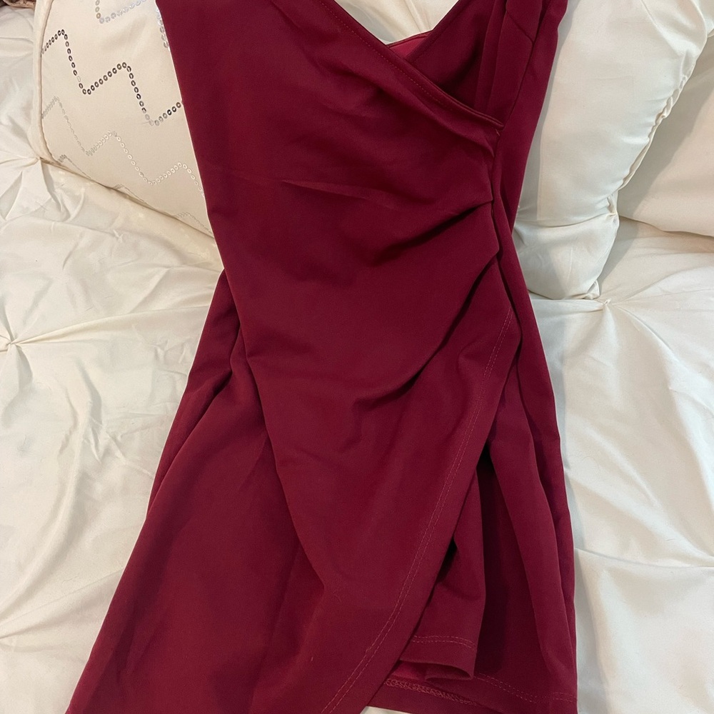 Cute little maroon dress!